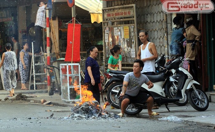 Nhiều người dân sẵn sàng chi bạc triệu chỉ để mua đồ mã về "hóa" cho các bậc tiền nhân